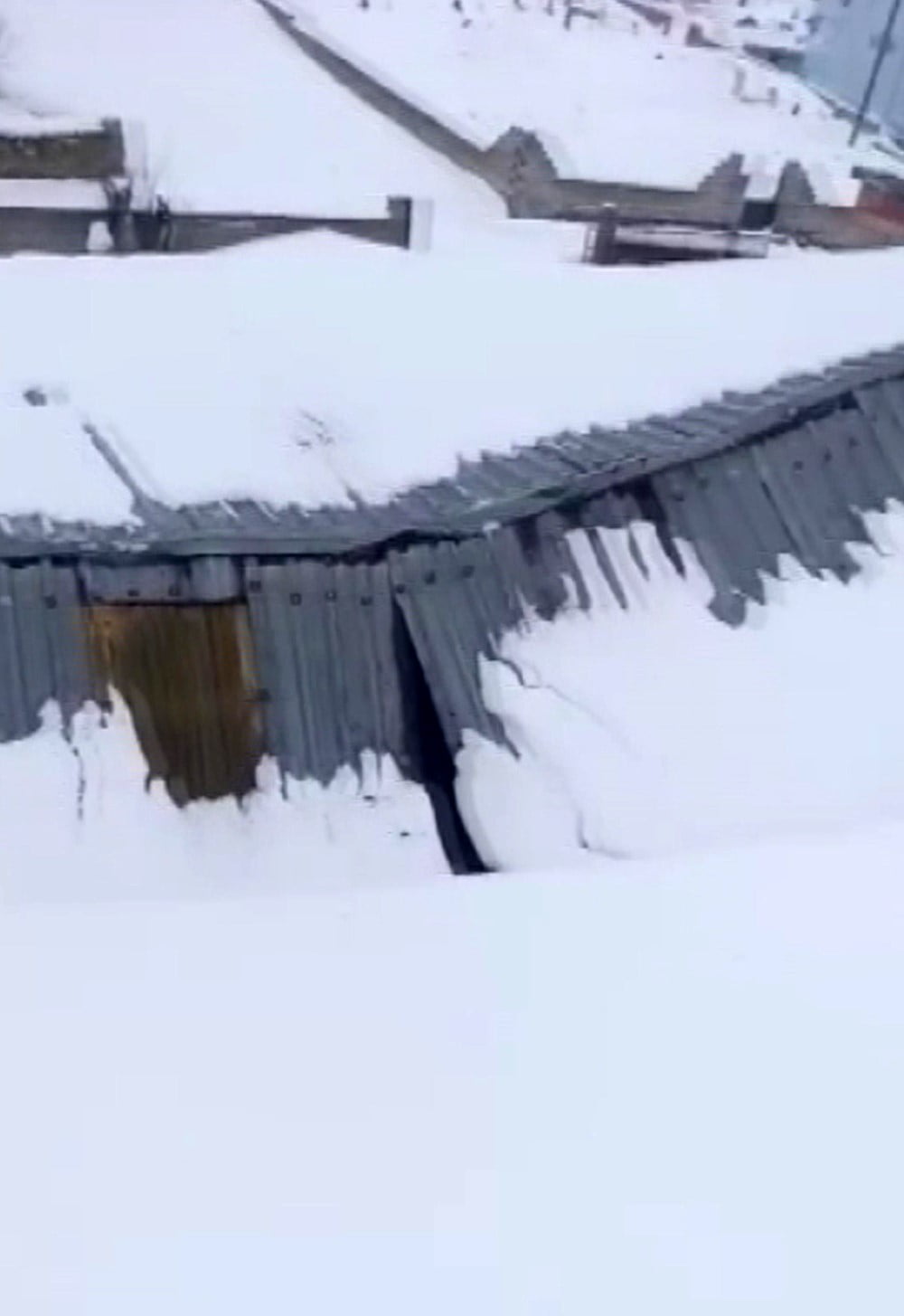 SİVAS'IN ALTINYAYLA İLÇESİNDE BİR AHIRIN ÇATISI BİRİKEN KARA DAYANAMAYARAK ÇÖKTÜ