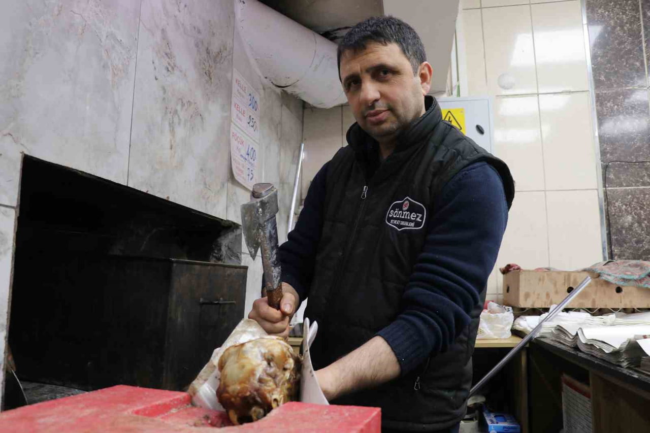 SİVAS'IN KIŞ SOFRALARININ VAZGEÇİLMEZ LEZZETİ KELLE, 16 SAATLİK ZAHMETLİ HAZIRLIK SÜRECİ VE TAŞ...