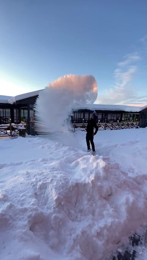 SİVAS'TA KAR VE DONDURUCU SOĞUK HAYATI FELÇ ETSE DE DİĞER YANDAN RENKLİ VE EĞLENCE DOLU GÖRÜNTÜLER...