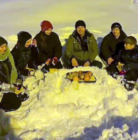 SİVAS BELEDİYE BAŞKANI DR. ADEM UZUN, KAPANAN YOLDA OTOBÜS BEKLEYEN YOLCULARI EVLERİNE...