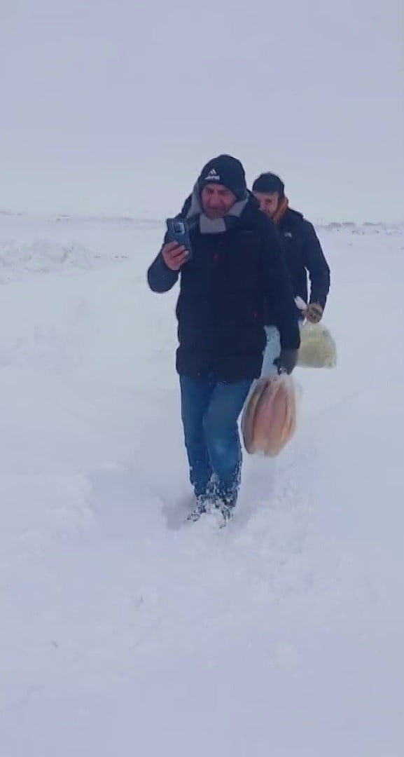 SİVAS’IN ALTINYAYLA İLÇESİNDE ETKİLİ OLAN YOĞUN KAR YAĞIŞI VE TİPİDEN DOLAYI YOLLAR KAPANDI. KÖY...