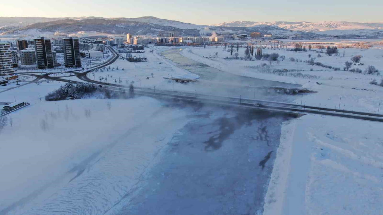 SİVAS’TA 2 GÜN BOYUNCA YAĞAN KARIN ARDINDAN SİBİRYA SOĞUKLARI ETKİLİ OLDU. TERMOMETRELERİN SIFIRIN...