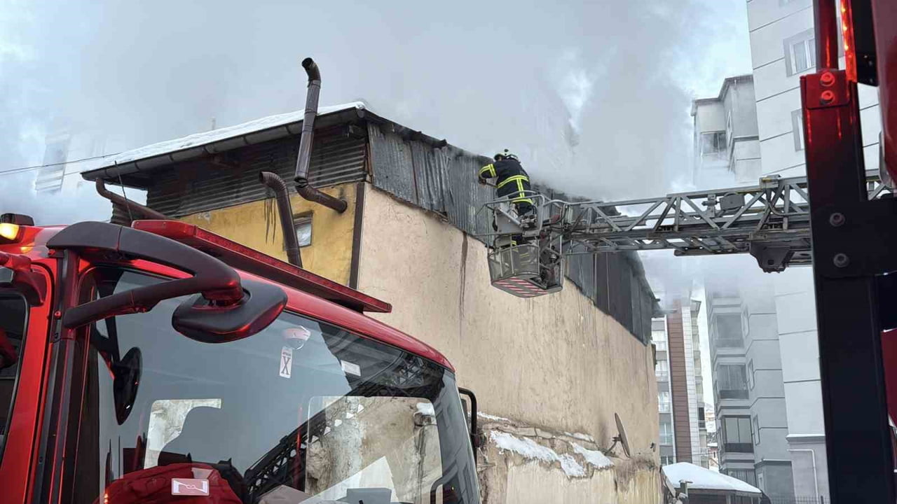SİVAS’TA 2 KATLI MÜSTAKİL BİNANIN ÇATI KATINDA ÇIKAN YANGIN, İTFAİYENİN ERKEN MÜDAHALESİYLE...