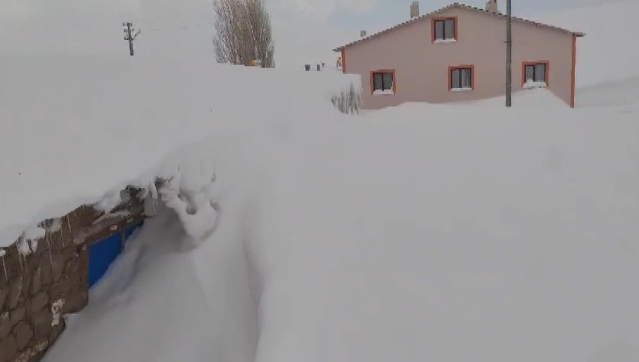 SİVAS’TA BİNA BOYU KADAR YAĞAN KAR, RUSYA’NIN KAMÇATKA BÖLGESİNİ ARATMADI. KIRSALDA YAŞAYAN...