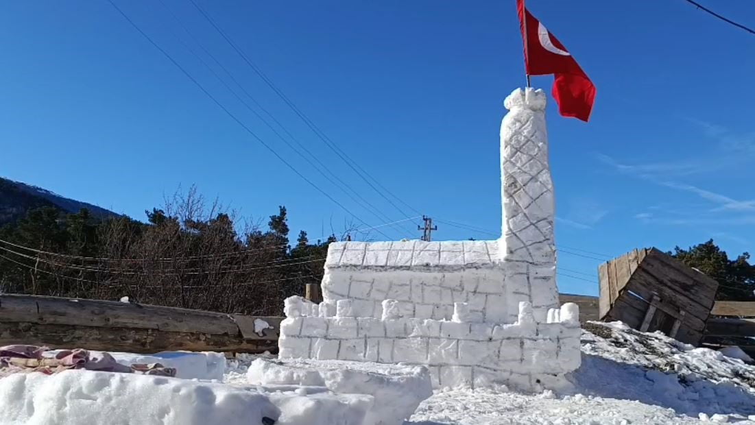 SİVAS’TA BİR BABA, ÇOCUKLARININ KIZ KULESİ MANZARASINA KARŞI ÇAY İÇME İSTEKLERİ ÜZERİNE KARDAN KIZ...