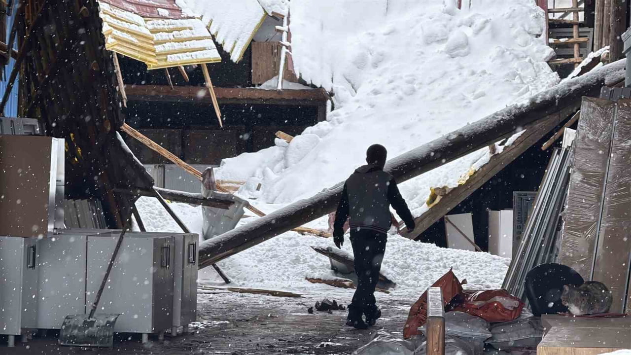 SİVAS’TA BİR İŞYERİ İLE OTOPARK GİRİŞİNİN SUNDURMASI YAĞAN KARIN AĞRILIĞINA DAYANAMAZKEN BİR KAR...