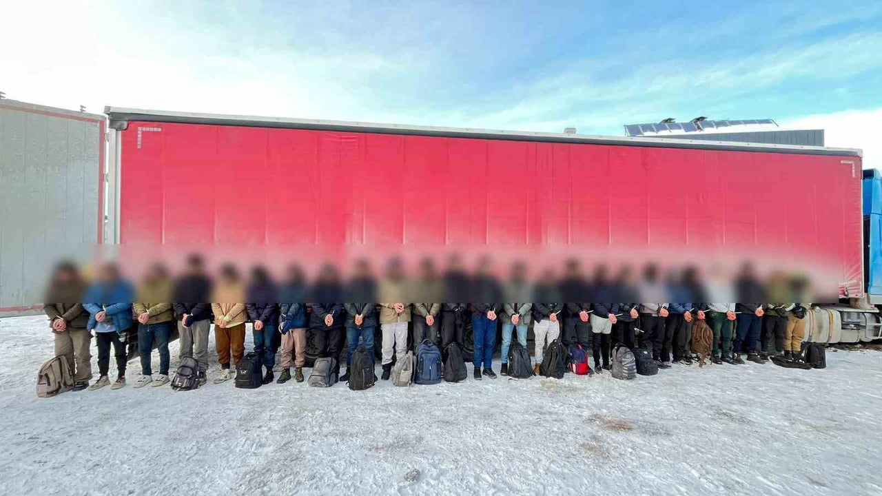 SİVAS’TA BİR TIRIN DORSESİNDE GİZLENEN 25 YABANCI UYRUKLU ŞAHIS YAKALANDI. GÖZALTINA ALINAN TIR...