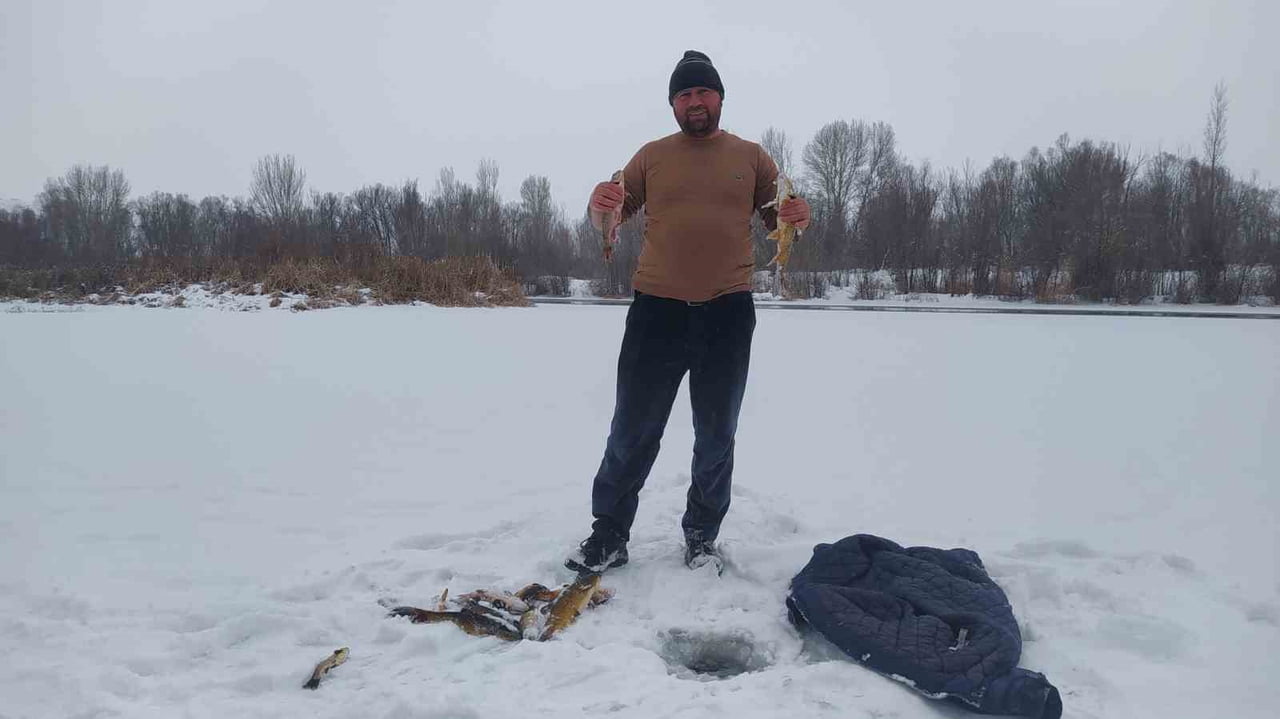 SİVAS’TA BİR VATANDAŞ, TÜRKİYE’NİN EN UZUN NEHRİ OLAN VE BUZ TUTAN KIZILIRMAK’TA BALIK AVLADI....