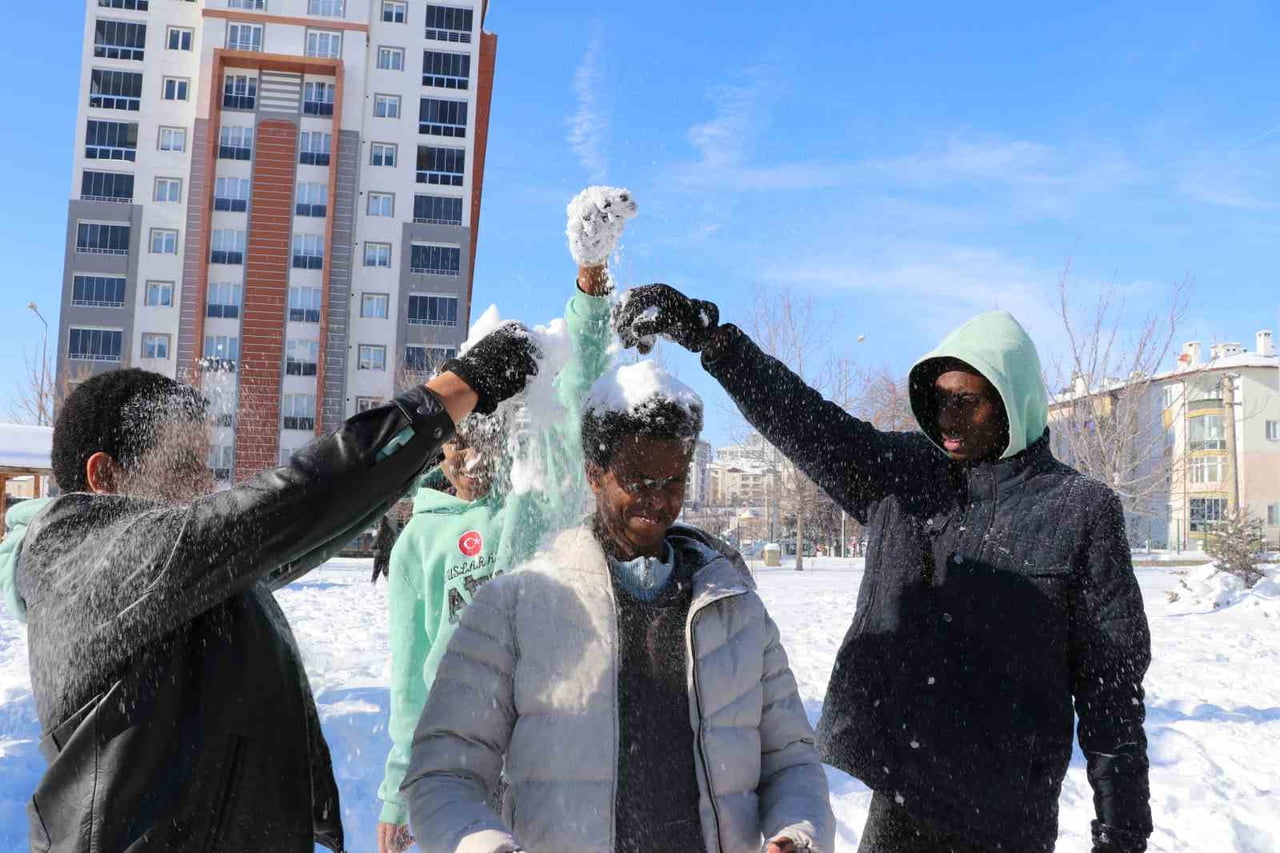 SİVAS’TA EĞİTİM GÖREN BİRÇOK AFRİKALI ÖĞRENCİ HAYATLARINDA İLK KEZ KARLA TANIŞTI, KARDAN ADAM...