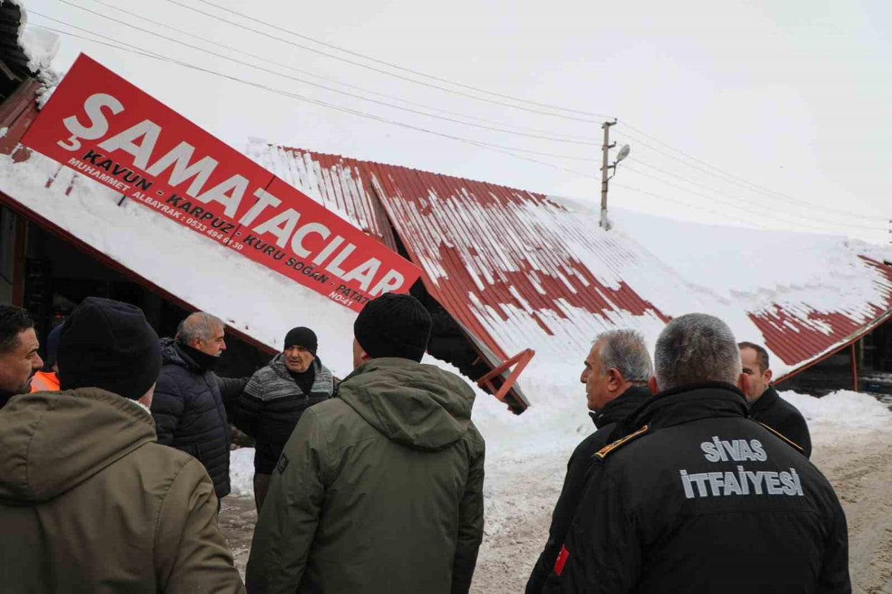 SİVAS’TA ETKİLİ OLAN KAR YAĞIŞI SONRASI TOPTAN SEBZE HALİNDE BAZI İŞ YERLERİNİN ÖNÜNDEKİ...