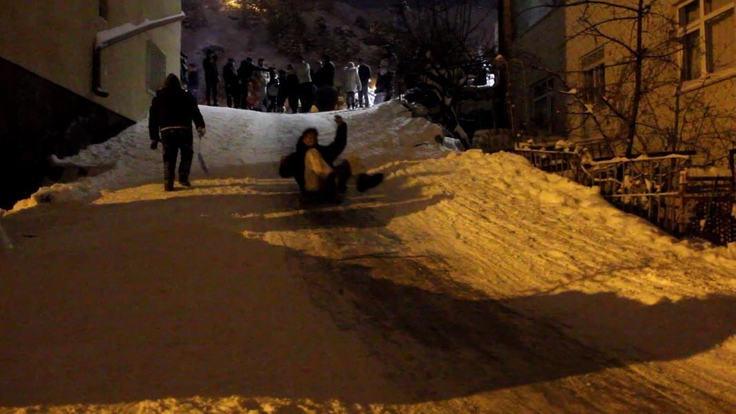 SİVAS’TA ETKİLİ OLAN KAR YAĞIŞININ ARDINDAN CADDE VE SOKAKLAR KARLA KAPLANDI. ZARA İLÇESİNDE...