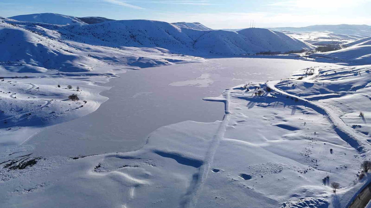 SİVAS’TA ETKİSİNİ ARTIRAN DONDURUCU SOĞUKLAR, YILDIZ GÖLETİ’NİN YÜZEYİNİ TAMAMEN BUZLA KAPLADI....