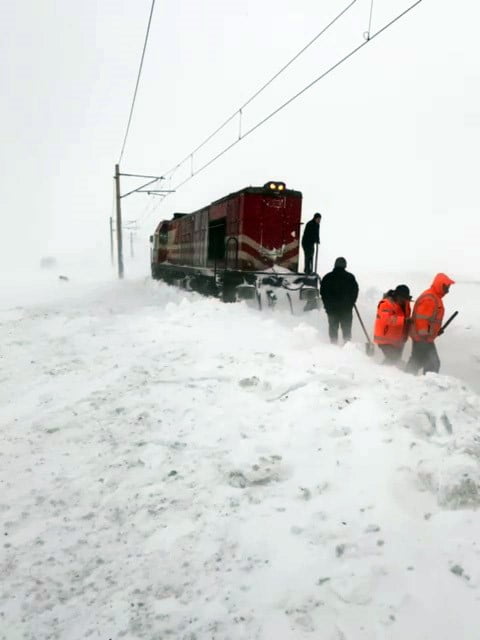 SİVAS’TA GÜNLERDİR ETKİLİ OLAN SOĞUK HAVA VE KAR YAĞIŞI ULAŞIMI FELÇ ETTİ,  KARAYOLLARINDA OLDUĞU...