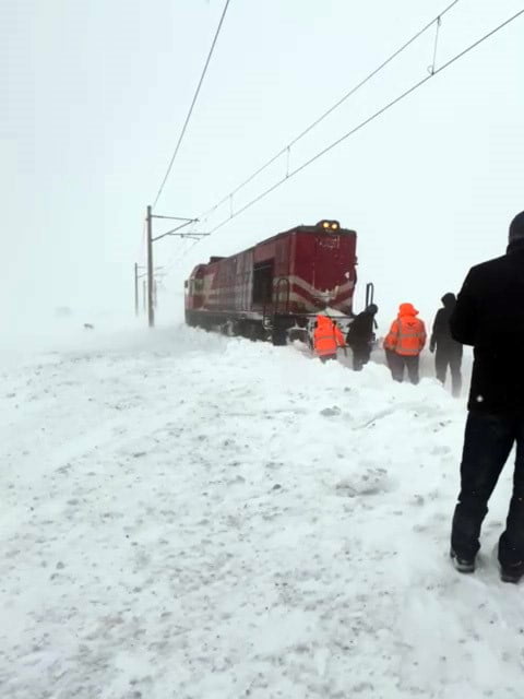 SİVAS’TA GÜNLERDİR ETKİLİ OLAN SOĞUK HAVA VE KAR YAĞIŞI ULAŞIMI FELÇ ETTİ,  KARAYOLLARINDA OLDUĞU...
