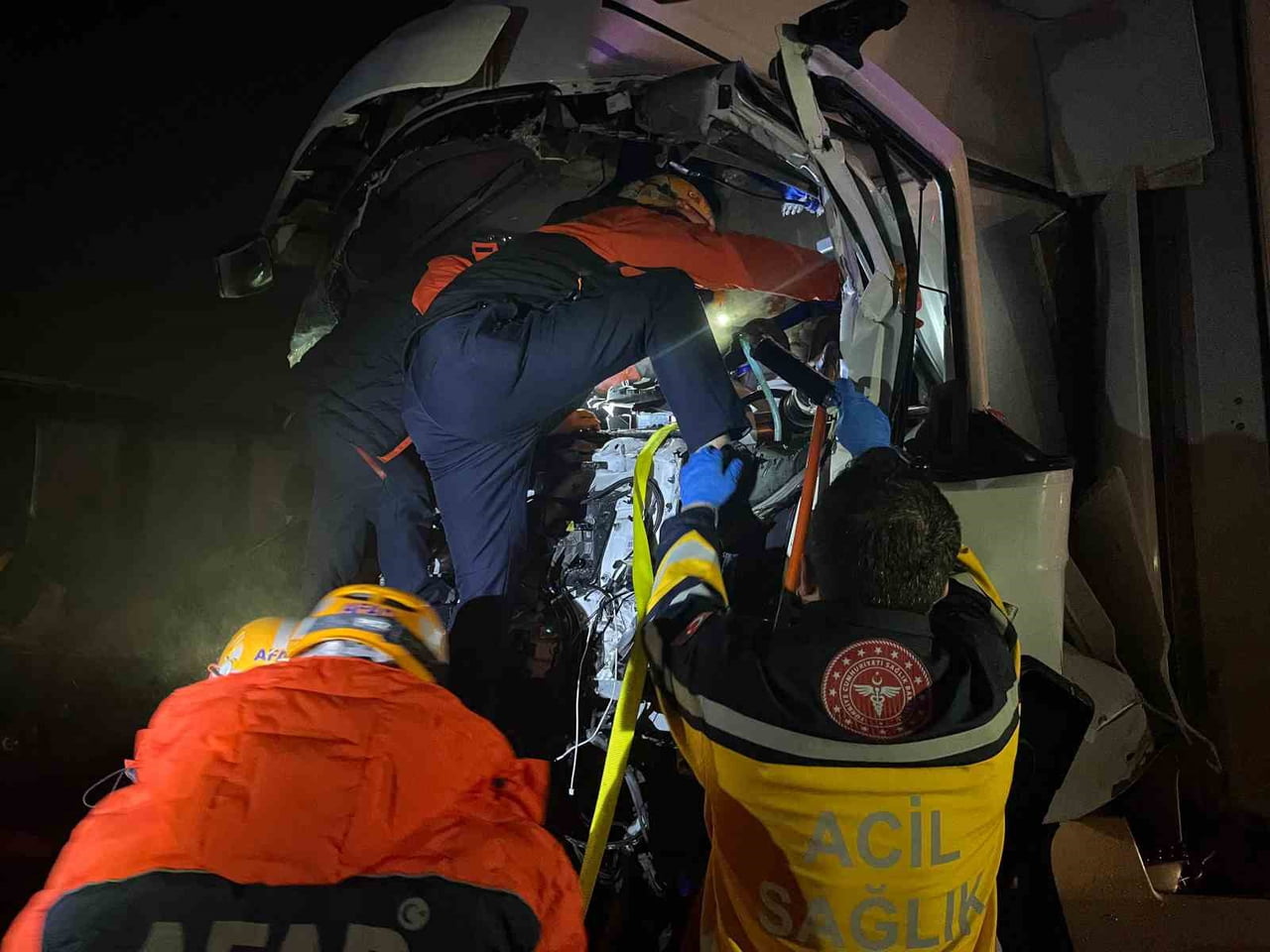 SİVAS’TA KAMYON, OTOMOBİL, TIR VE YOLCU OTOBÜSÜNÜN KARIŞTIĞI ZİNCİRLEME TRAFİK KAZASINDA 8 KİŞİ...