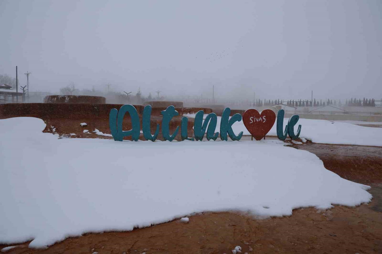 SİVAS’TA KAR YAĞIŞIYLA BİRLİKTE BİRÇOK GÖL BUZ TUTARKEN, ALTINKALE’DEKİ TERMAL SUYUN DONMAMASI...