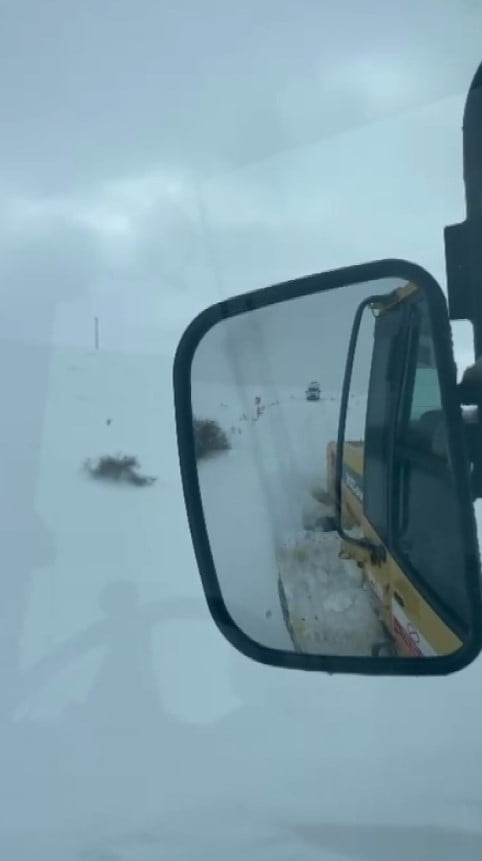 SİVAS’TA YAĞAN KAR NEDENİYLE YOLU ULAŞIMA KAPANAN KÖYDE MAHSUR KALAN BİR HASTA, KARLA MÜCADELE...