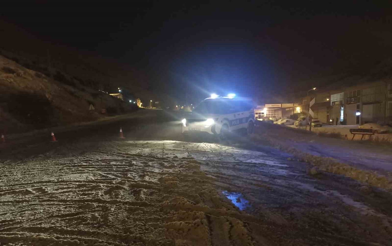 SİVAS’TA YOĞUN KAR VE TİPİ NEDENİYLE KAYSERİ-MALATYA KARA YOLU ÇİFT TARAFLI ARAÇ TRAFİĞİNE...