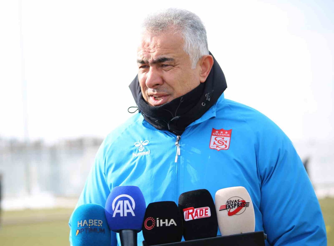SİVASSPOR TEKNİK DİREKTÖRÜ MEHMET ALTIPARMAK, ARNAVUT FUTBOLCU REY MANAJ'I TAKIMI GÖRMEK...