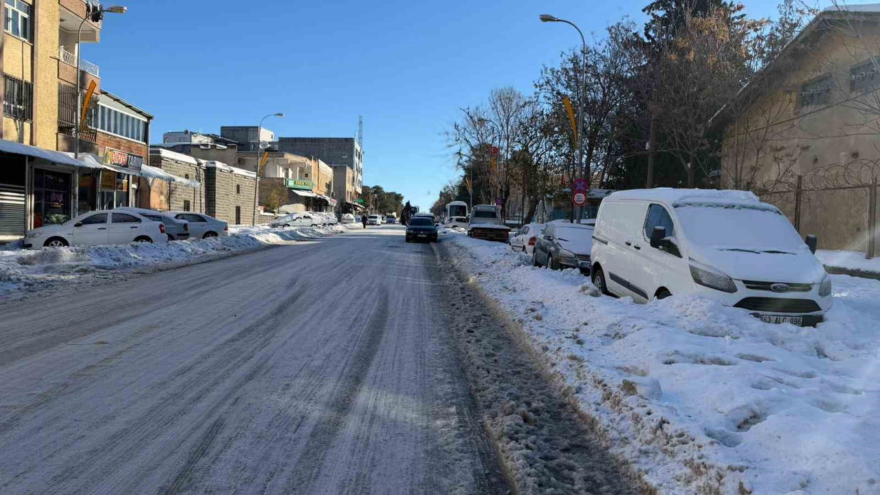 SİVEREK’TE KAR ESARETİ SÜRÜYOR: GÜNEŞ AÇTI AMA BUZ VE KAR HAYATI DURDURDU