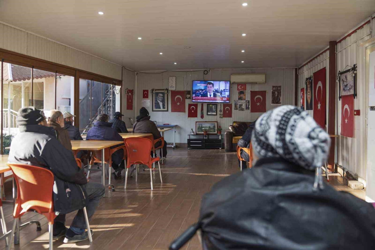 SOĞUK KIŞ GÜNLERİNDE BARINMA İMKÂNI BULUNMAYAN VATANDAŞLARA KAPILARINI AÇAN VE YIL BOYUNCA HİZMET...