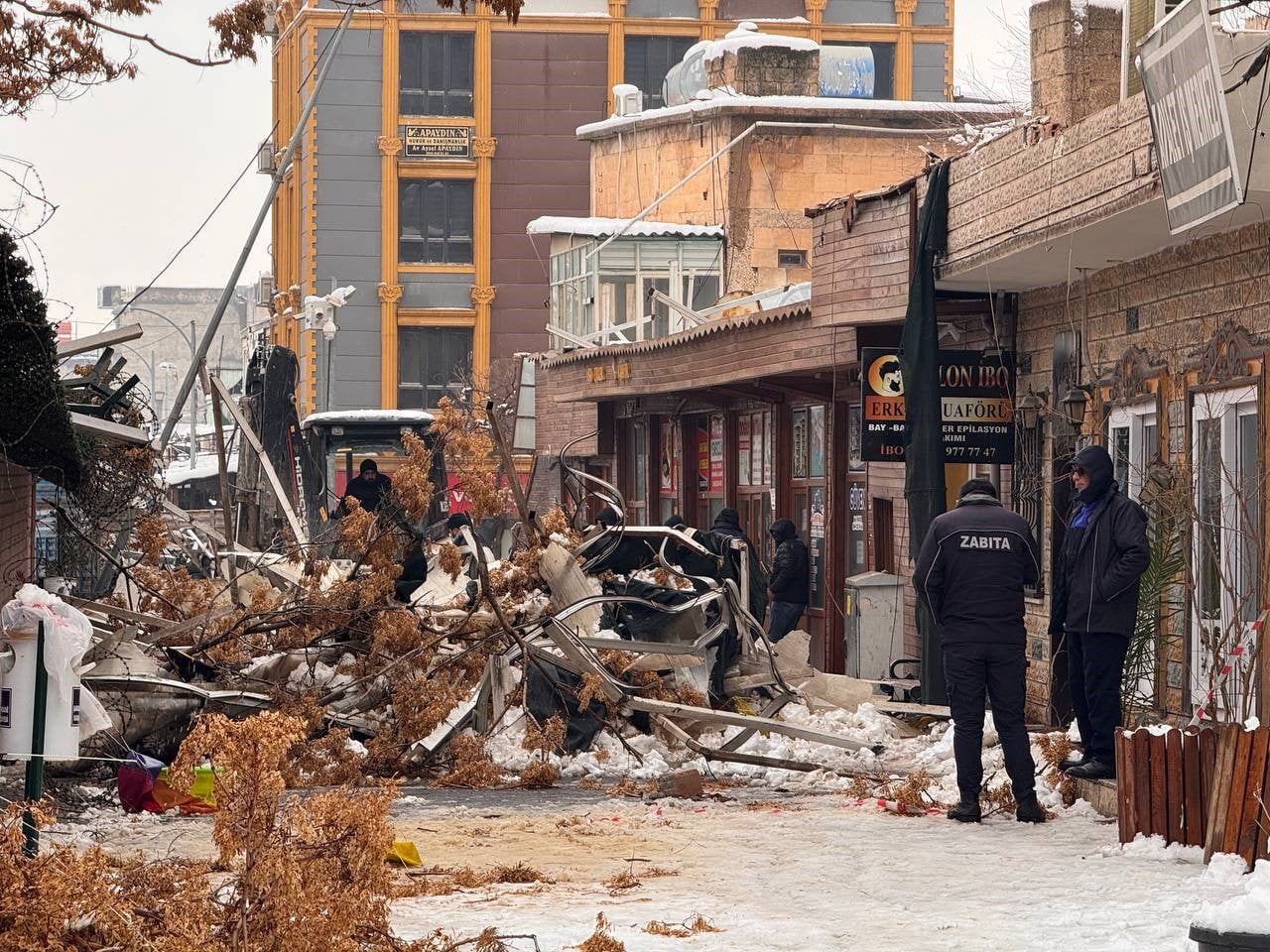 SOKAĞIN ÇATISI AĞIRLIĞA DAYANAMADI
