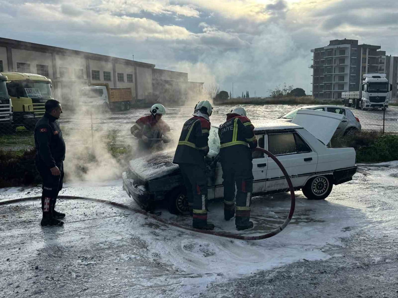 SÖKE'DE OTOMOBİL YANDI