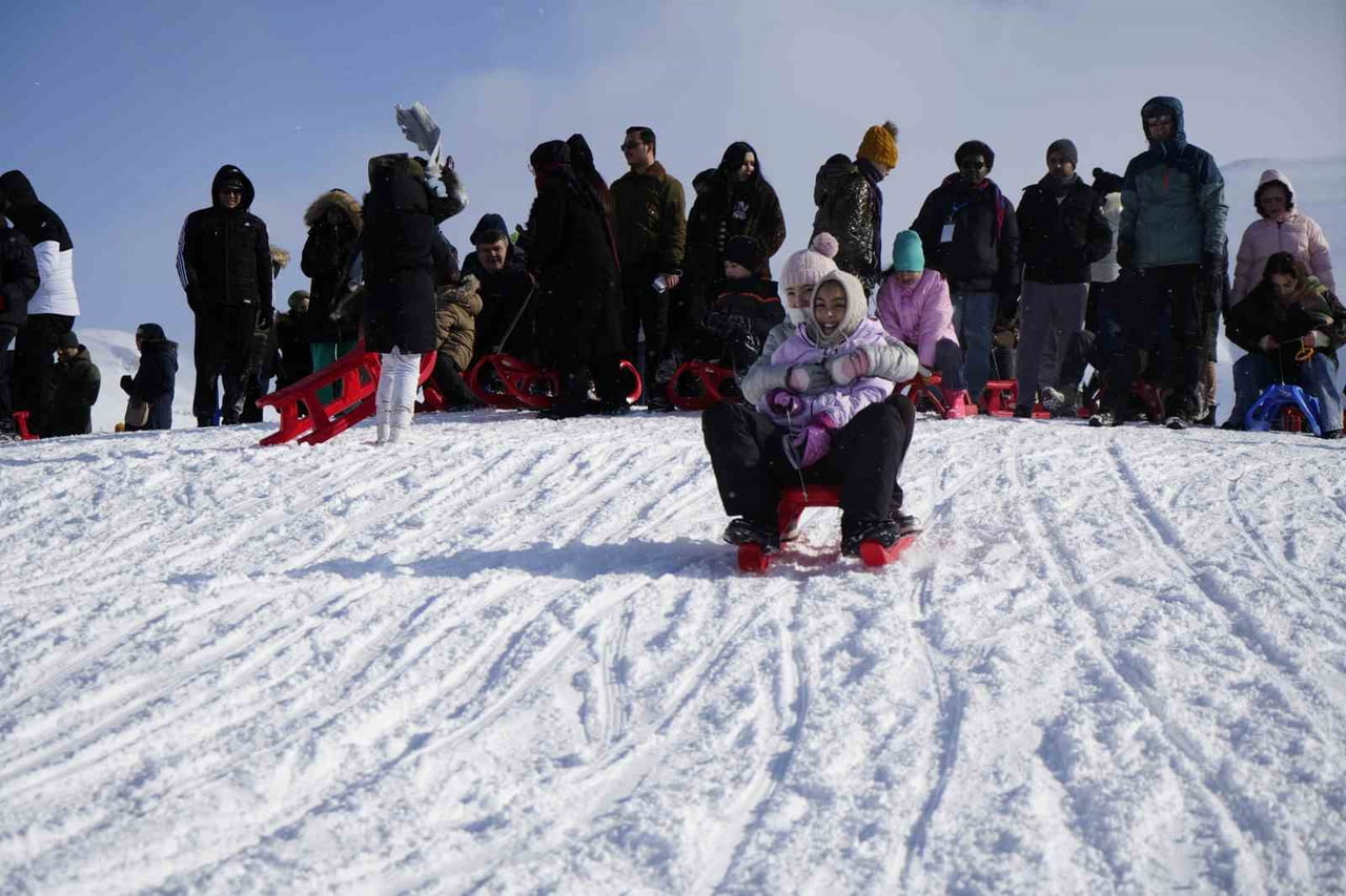 SÖMESTR TATİLİNİN BAŞLAMASIYLA ZİGANA DAĞI’NDAKİ KAYAK MERKEZİ YOĞUN ZİYARETÇİ ALDI.