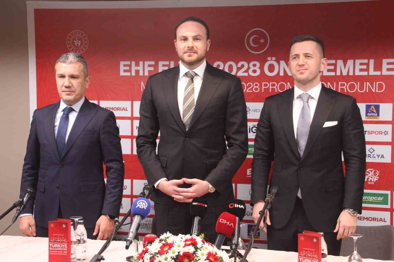 SPOR İL MÜDÜRÜ HAKAN YÜKSEL (SOLDA), THF BAŞKANI MESUT ÇEBİ (ORTADA)