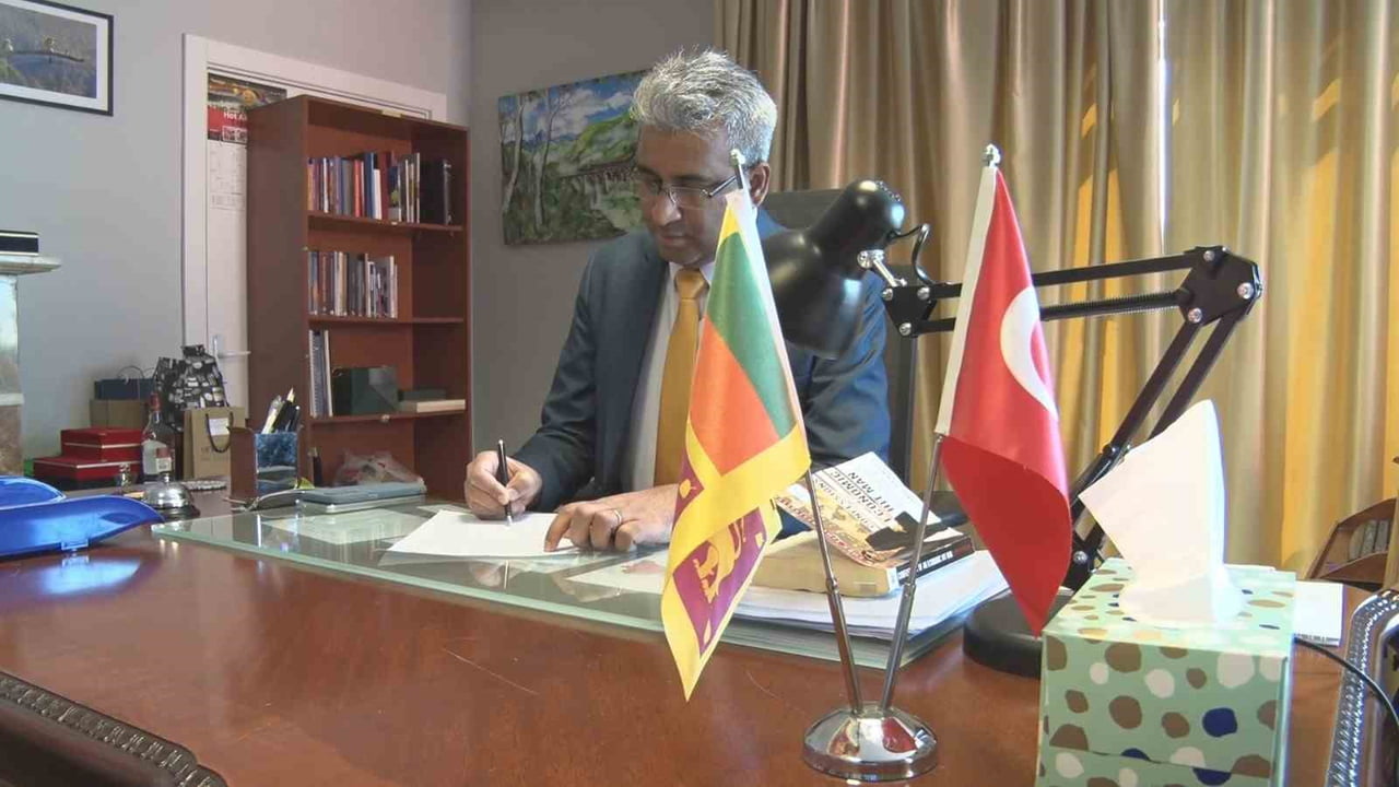 SRİ LANKA’NIN ANKARA BÜYÜKELÇİSİ NİLUKA KADURUGAMUWA, ÜLKESİNDE MEYDANA GELEN SEL FELAKETİNİN...