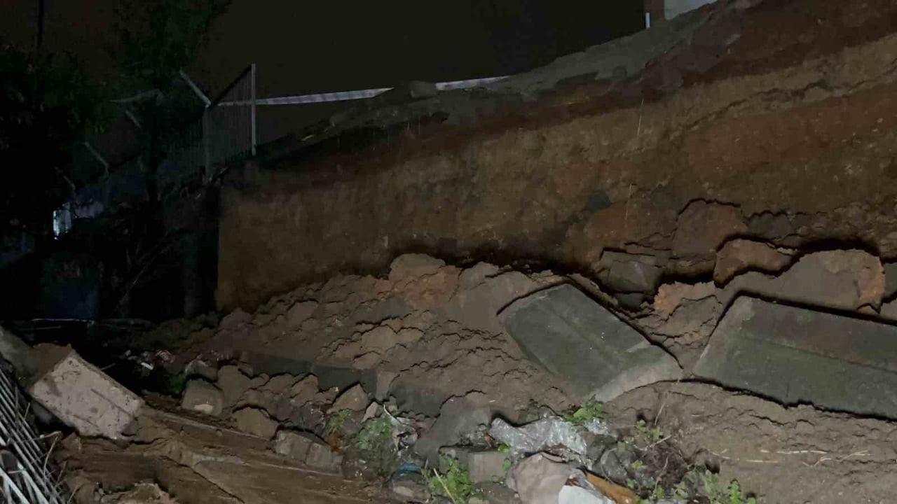 SULTANBEYLİ'DE ÇÖKEN İSTİNAT DUVARI PANİĞE NEDEN OLDU. BAZI PARÇALAR VE AHŞAP PALETLER BİR...