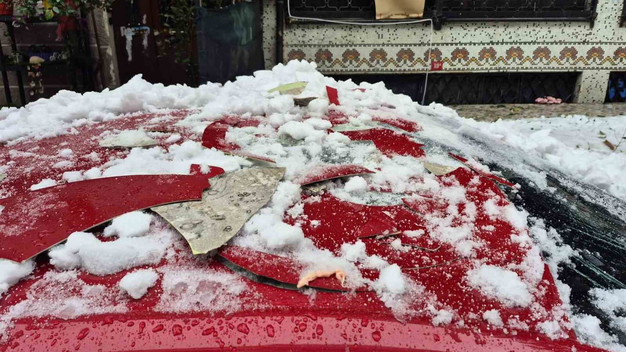 SULTANGAZİ'DE KAR YAĞIŞI NEDENİYLE BİR BİNANIN ÇATISINDA BİRİKEN KAR KÜTLESİ, SOKAKTA PARK HALİNDE...