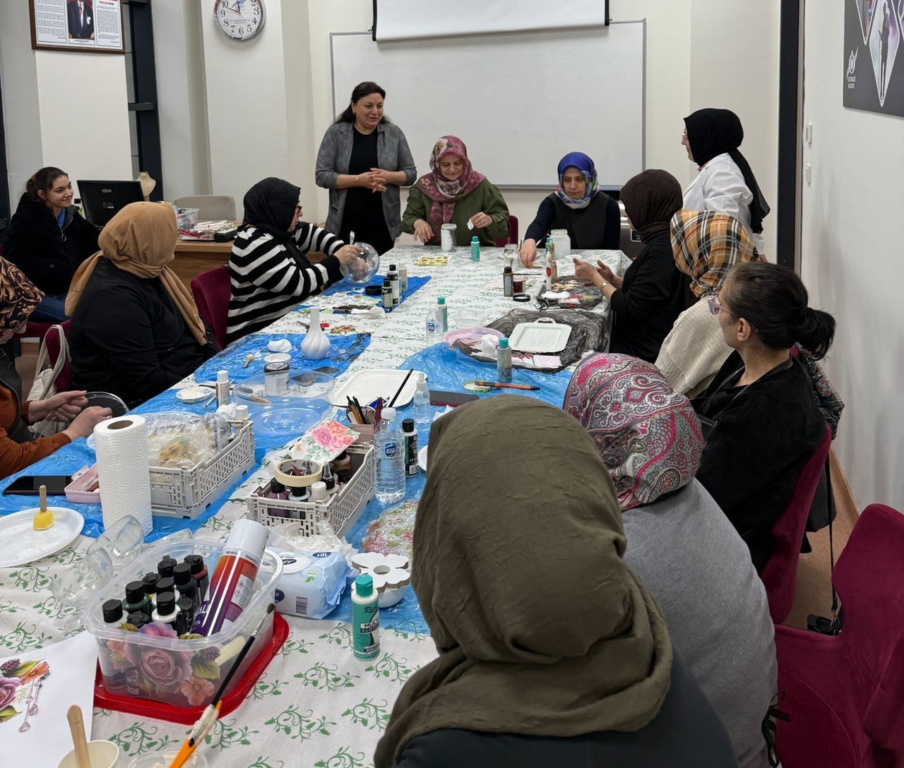 SULTANGAZİ BELEDİYESİ, AZALT-YENİDEN KULLAN-DÖNÜŞTÜR KONSEPTİYLE OLUŞTURDUĞU DÖNÜŞTÜREN ELLER...