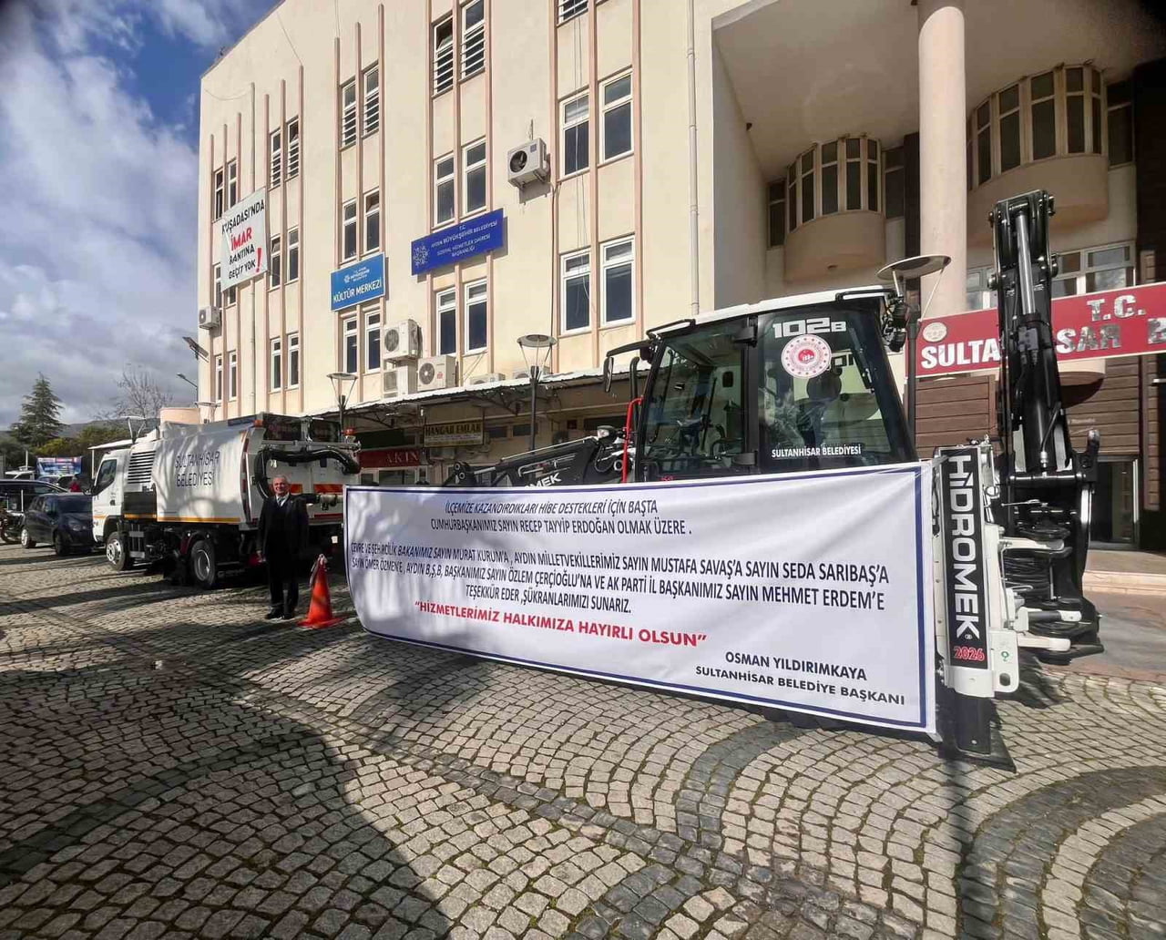SULTANHİSAR BELEDİYESİ'NE KAZANDIRILAN YOL SÜPÜRME ARACI HİZMETE BAŞLARKEN, BELEDİYE BAŞKANI OSMAN...