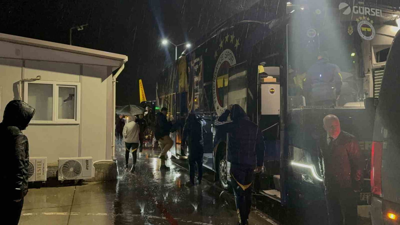 SÜPER LİG’DE AYTEMİZ ALANYASPOR İLE DEPLASMANDA KARŞILAŞACAK FENERBAHÇE KAFİLESİNİ TAŞIYAN UÇAK...