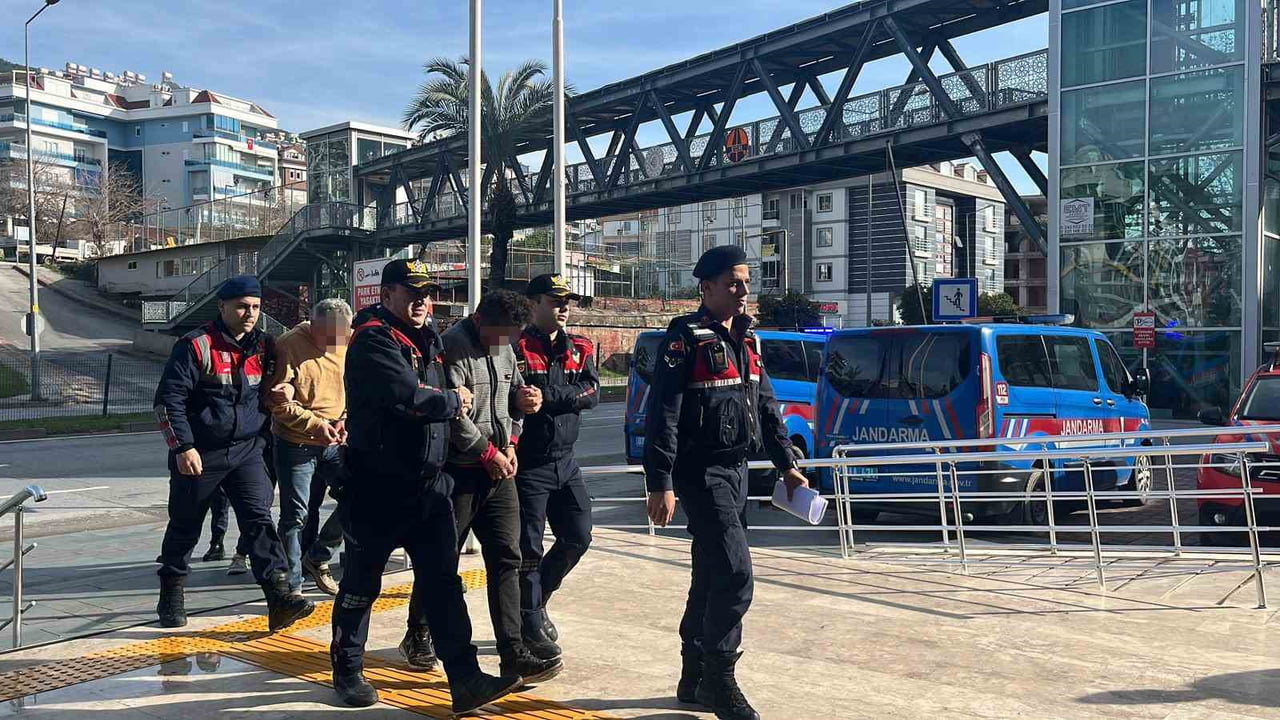 ŞÜPHELİLERİN ADLİYEYE GİRİŞİ