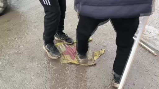 Suriye ordusunun kontrolü sağladığı Rakka kırsalındaki Tabka kentinde halk, terör örgütü...