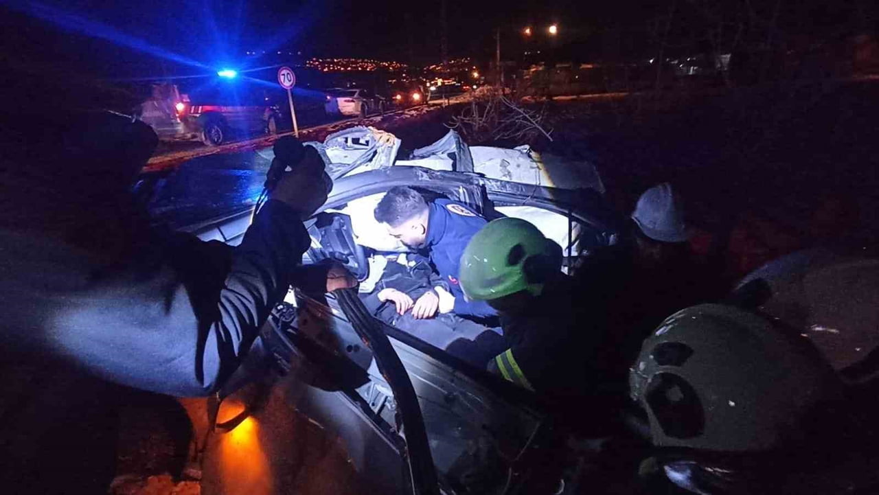 SÜRÜCÜSÜNÜN DİREKSİYON HAKİMİYETİNİ KAYBETTİĞİ 34 DUZ 421 PLAKALI OTOMOBİL, YOL KENARINDAKİ...