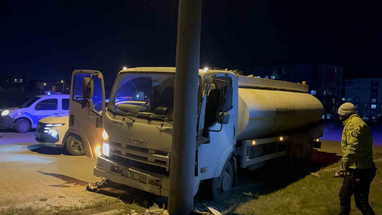 SÜRÜYÜ EZMEYİM DERKEN BETON DİREĞE ÇARPTI