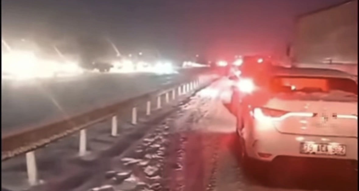 TAG OTOYOLU GAZİANTEP KESİMİNDE KAR ESARETİ: YÜZLERCE ARAÇ MAHSUR KALDI