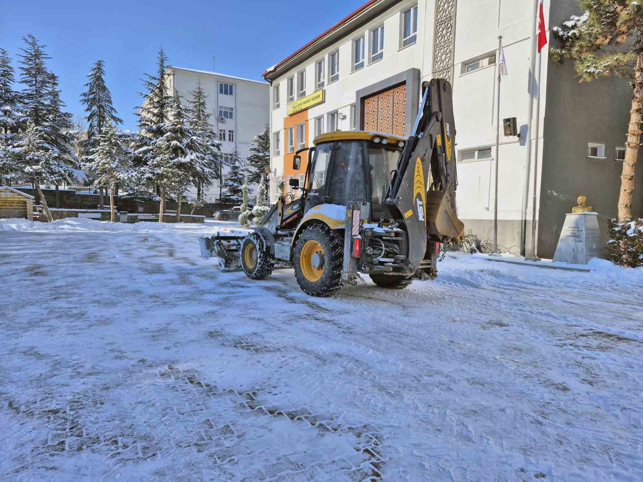 TALAS BELEDİYESİ, ETKİLİ OLAN KAR YAĞIŞININ ARDINDAN OKULLAR AÇILMADAN ÖNCE HAFTA SONUNU YOĞUN BİR...