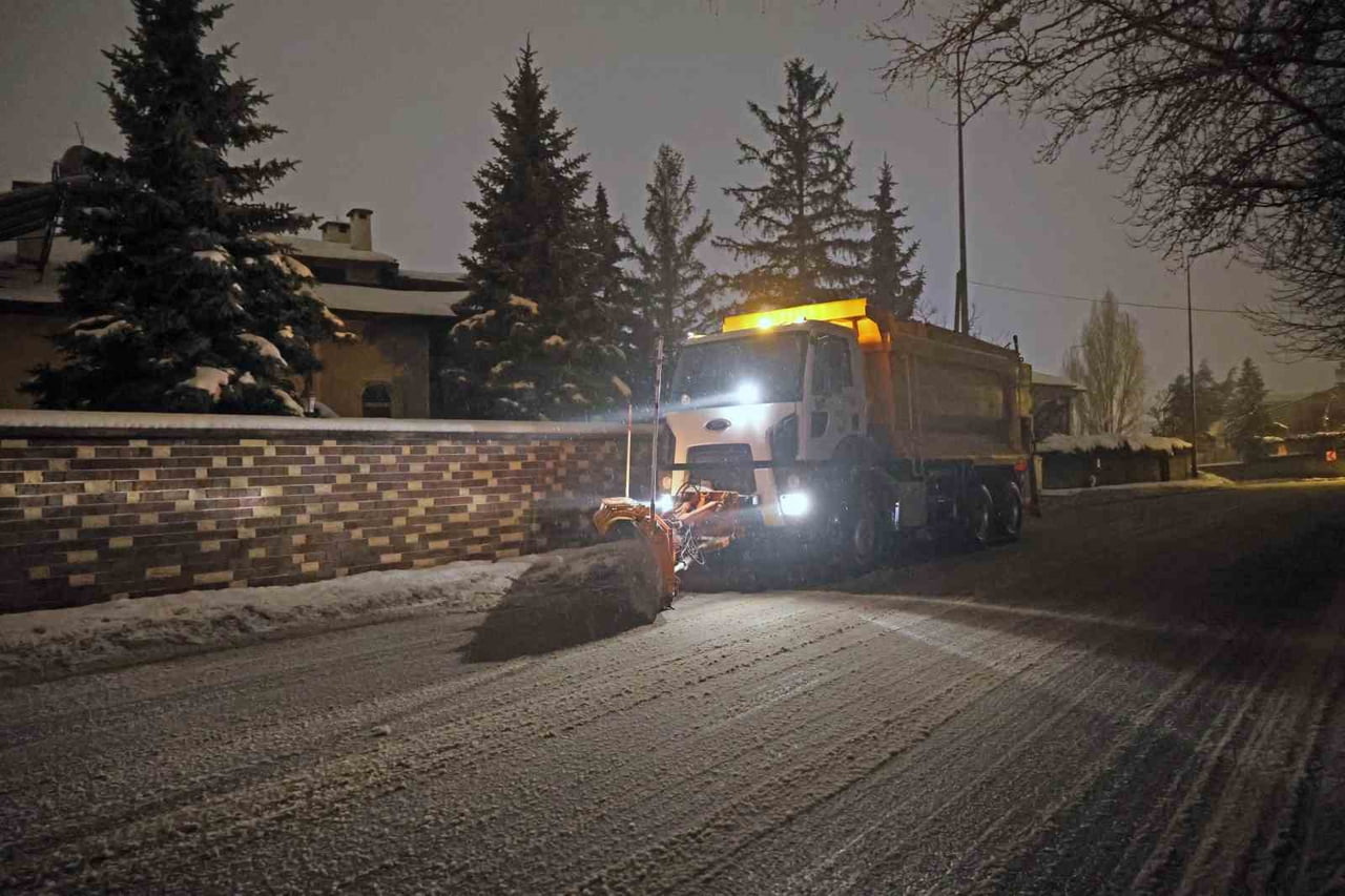 TALAS BELEDİYESİ KIŞ ÇALIŞMALARI EKİPLERİ; YENİDEN ETKİLİ OLAN KAR YAĞIŞIYLA BERABER ÇALIŞMALARINI...