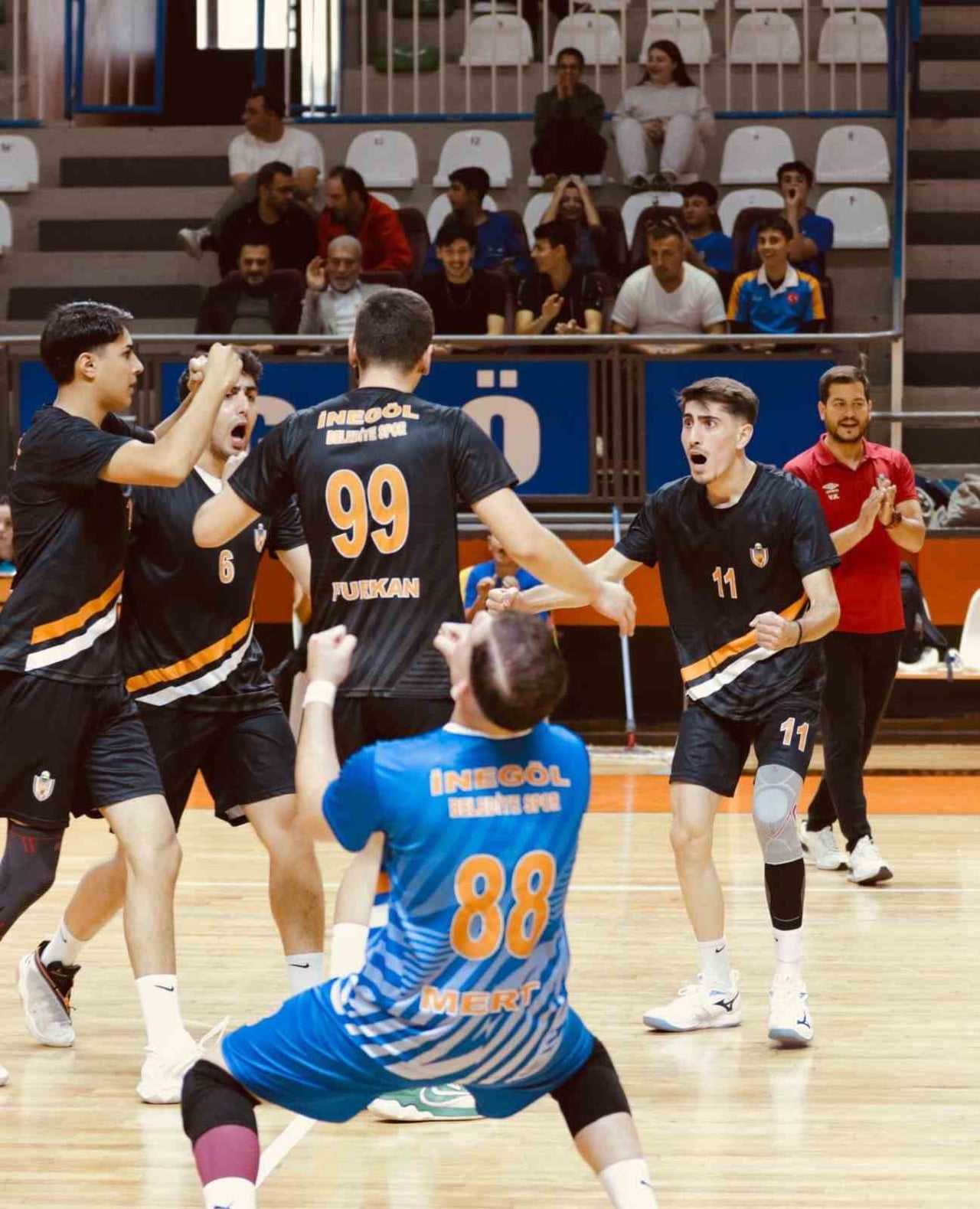 TAMAMI İNEGÖLLÜ ALTYAPI SPORCULARINDAN OLUŞAN İNEGÖL BELEDİYESPOR ERKEK VOLEYBOL TAKIMI, TVF...