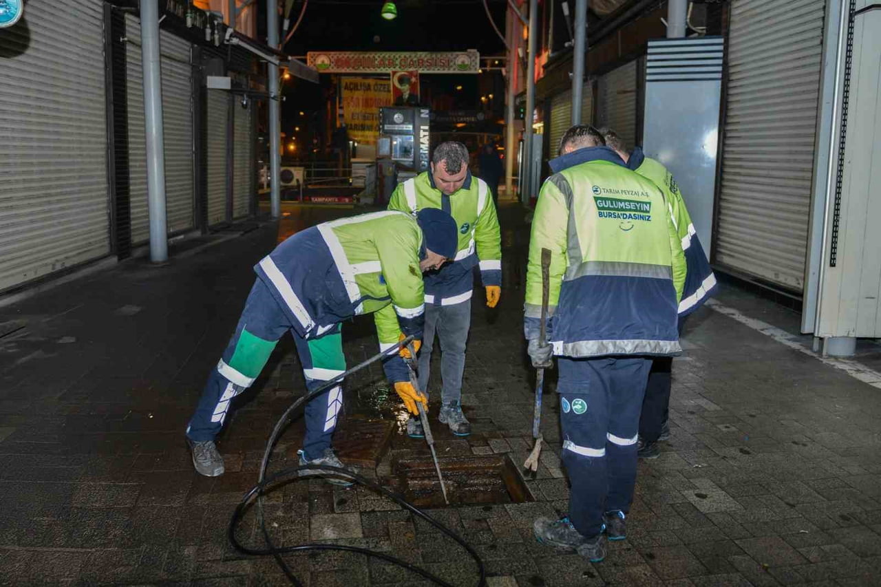 TARİHİ ÇARŞI VE HANLAR BÖLGESİNDE GECE MESAİSİ GÖKÇİN ÖDÜL/BURSA-İHA