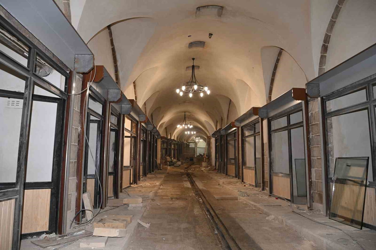 TARİHİ KAPALI ÇARŞI’DA YÜRÜTÜLEN RESTORASYON ÇALIŞMALARINI YERİNDE İNCELEYEN BAŞKAN GÖRGEL, “ASRIN...