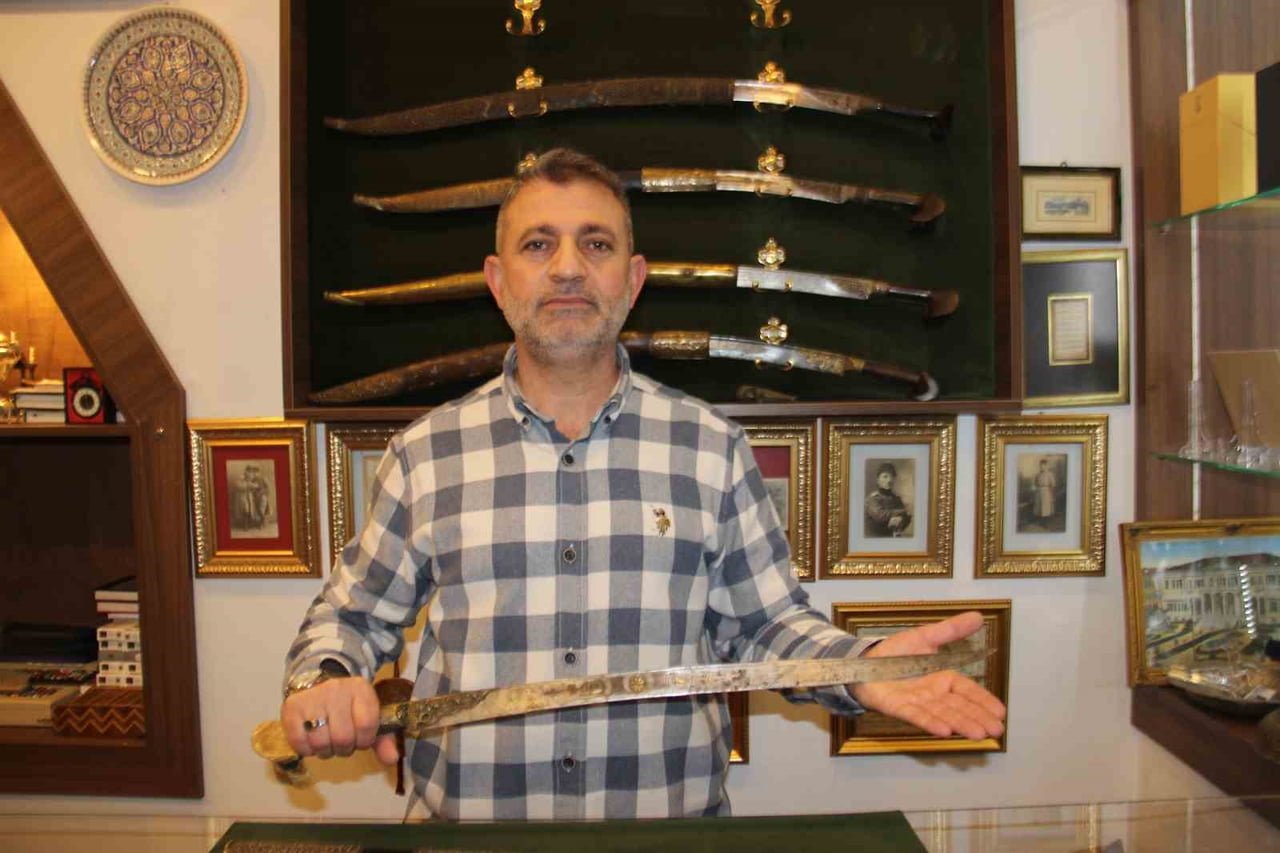 TARİHİ KEMERALTI ÇARŞISI'NDA ANTİKA DÜKKANI İŞLETEN KILIÇ USTASI VE ARAŞTIRMACI MURAT...