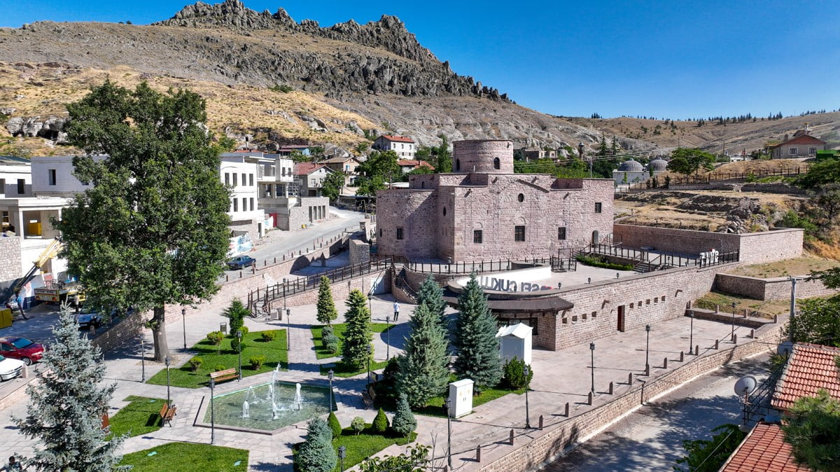 TARİHİ SİLLE MAHALLESİ'NDE YER ALAN MÜZELER YOĞUN ZİYARETÇİ TRAFİĞİYLE KONYA TURİZMİNE ÖNEMLİ...