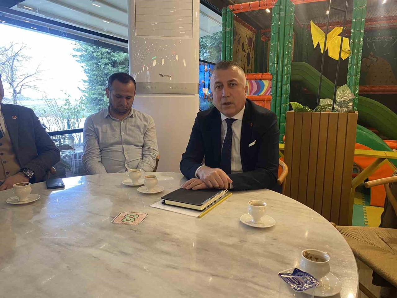 TARİŞ ÜZÜM BİRLİĞİ BAŞKANI FERHAT ŞEN (SAĞDAKİ), ALAŞEHİR’DE DÜZENLENEN BASIN TOPLANTISINDA ÜZÜMDE...