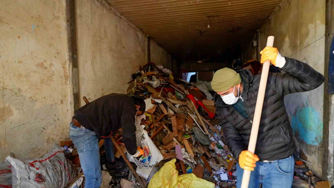 TARSUS’TA BİR EVDEN YAYILAN KÖTÜ KOKU İHBARI ÜZERİNE BELEDİYE EKİPLERİNCE YAPILAN TEMİZLİK...