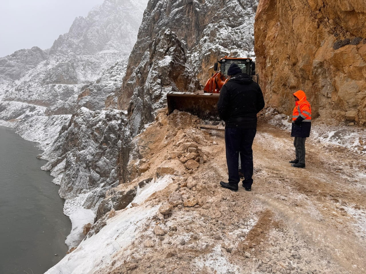 TAŞ YOLU’NDA TEHLİKE OLUŞTURAN KAYA VE TAŞLAR TEMİZLENDİ